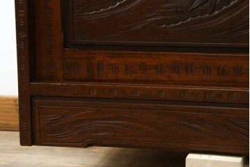 中古　超美品　軽井沢彫り　深みのある木目と立体的な彫刻が存在感を放つサイドボード　(R-084584)