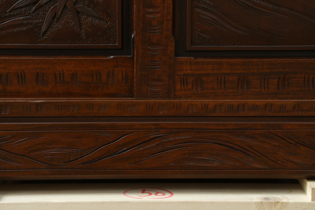 中古　超美品　軽井沢彫り　深みのある木目と立体的な彫刻が存在感を放つサイドボード　(R-084584)