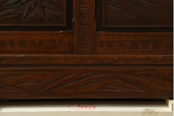 中古　超美品　軽井沢彫り　深みのある木目と立体的な彫刻が存在感を放つサイドボード　(R-084584)