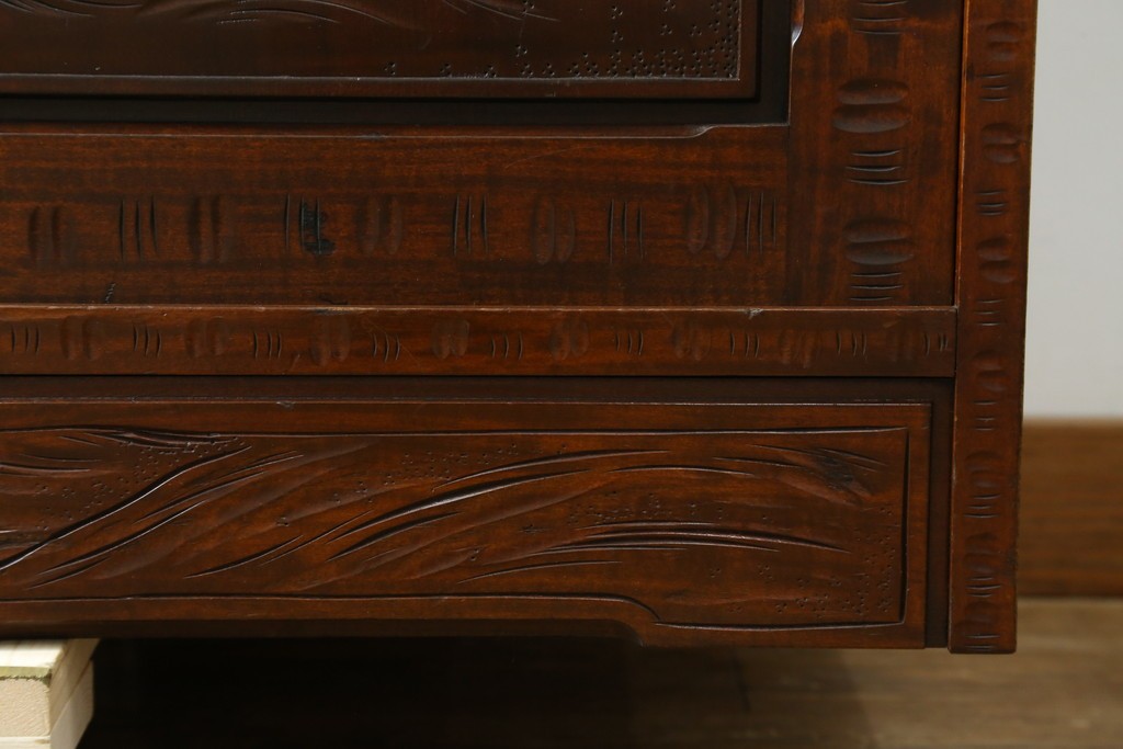 中古　超美品　軽井沢彫り　深みのある木目と立体的な彫刻が存在感を放つサイドボード　(R-084584)