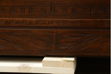 中古　超美品　軽井沢彫り　深みのある木目と立体的な彫刻が存在感を放つサイドボード　(R-084584)