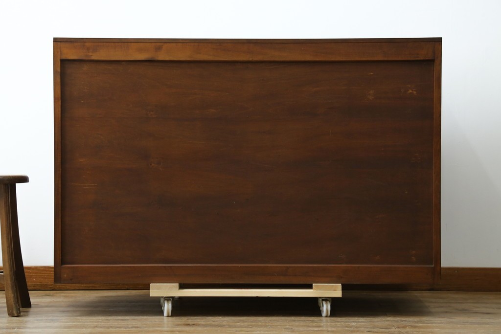 中古　超美品　軽井沢彫り　深みのある木目と立体的な彫刻が存在感を放つサイドボード　(R-084584)