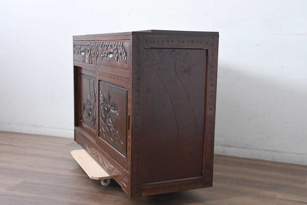 中古　超美品　軽井沢彫り　深みのある木目と立体的な彫刻が存在感を放つサイドボード　(R-084584)
