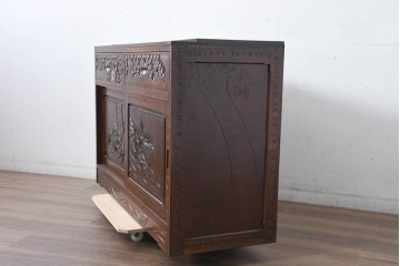 中古　超美品　軽井沢彫り　深みのある木目と立体的な彫刻が存在感を放つサイドボード　(R-084584)