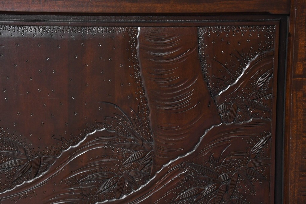 中古　超美品　軽井沢彫り　深みのある木目と立体的な彫刻が存在感を放つサイドボード　(R-084584)