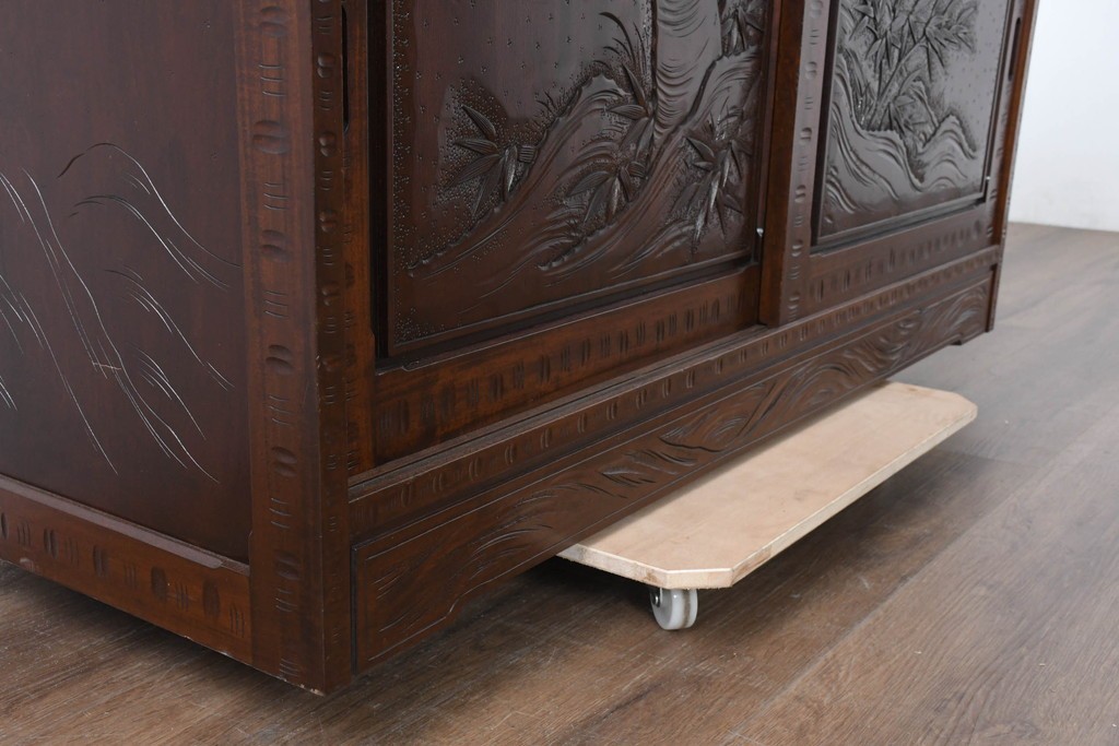 中古　超美品　軽井沢彫り　深みのある木目と立体的な彫刻が存在感を放つサイドボード　(R-084584)