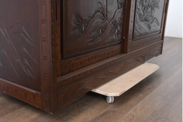 中古　超美品　軽井沢彫り　深みのある木目と立体的な彫刻が存在感を放つサイドボード　(R-084584)