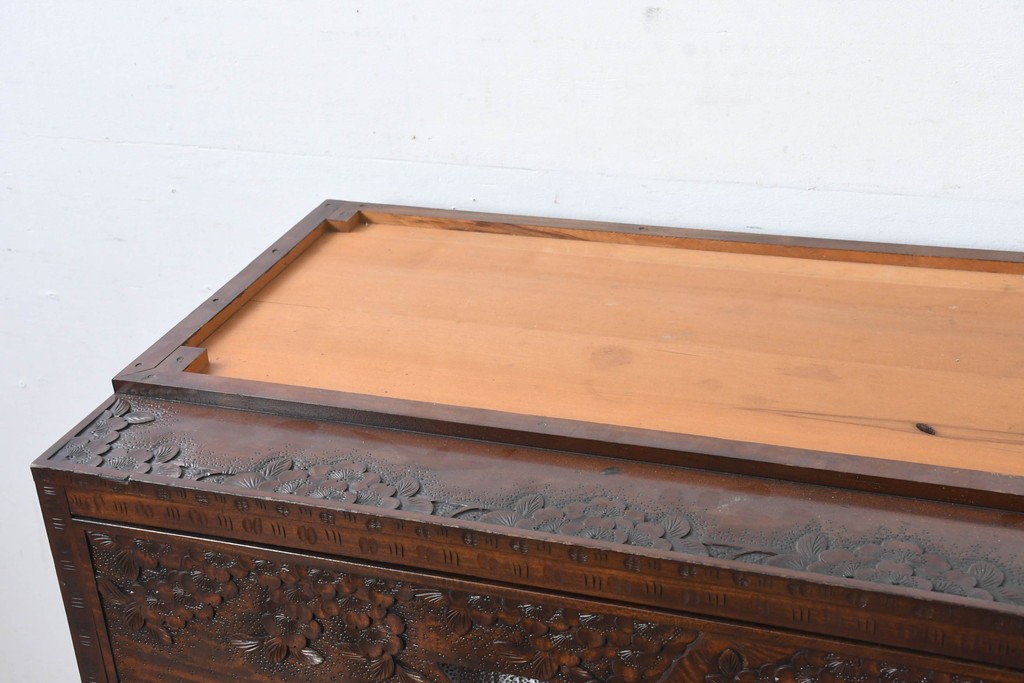 中古　超美品　軽井沢彫り　深みのある木目と立体的な彫刻が存在感を放つサイドボード　(R-084584)