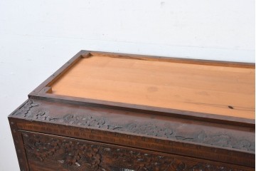 中古　超美品　軽井沢彫り　深みのある木目と立体的な彫刻が存在感を放つサイドボード　(R-084584)