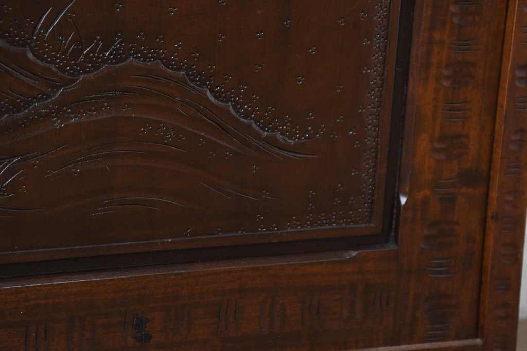 中古　超美品　軽井沢彫り　深みのある木目と立体的な彫刻が存在感を放つサイドボード　(R-084584)