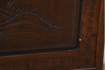 中古　超美品　軽井沢彫り　深みのある木目と立体的な彫刻が存在感を放つサイドボード　(R-084584)