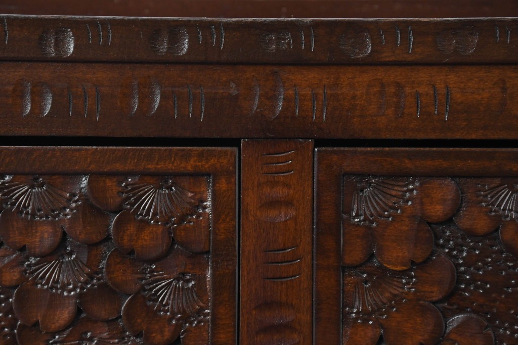 中古　超美品　軽井沢彫り　深みのある木目と立体的な彫刻が存在感を放つサイドボード　(R-084584)