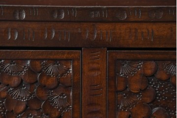 中古　超美品　軽井沢彫り　深みのある木目と立体的な彫刻が存在感を放つサイドボード　(R-084584)