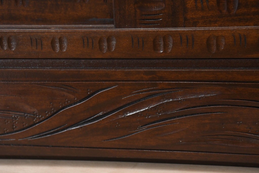 中古　超美品　軽井沢彫り　深みのある木目と立体的な彫刻が存在感を放つサイドボード　(R-084584)