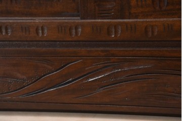中古　超美品　軽井沢彫り　深みのある木目と立体的な彫刻が存在感を放つサイドボード　(R-084584)