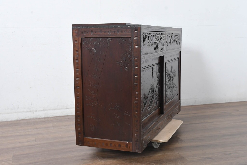 中古　超美品　軽井沢彫り　深みのある木目と立体的な彫刻が存在感を放つサイドボード　(R-084584)