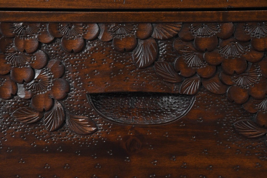 中古　超美品　軽井沢彫り　深みのある木目と立体的な彫刻が存在感を放つサイドボード　(R-084584)