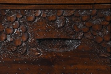 中古　超美品　軽井沢彫り　深みのある木目と立体的な彫刻が存在感を放つサイドボード　(R-084584)