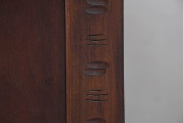 中古　超美品　軽井沢彫り　深みのある木目と立体的な彫刻が存在感を放つサイドボード　(R-084584)