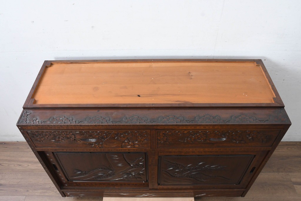 中古　超美品　軽井沢彫り　深みのある木目と立体的な彫刻が存在感を放つサイドボード　(R-084584)