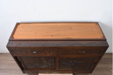 中古　超美品　軽井沢彫り　深みのある木目と立体的な彫刻が存在感を放つサイドボード　(R-084584)