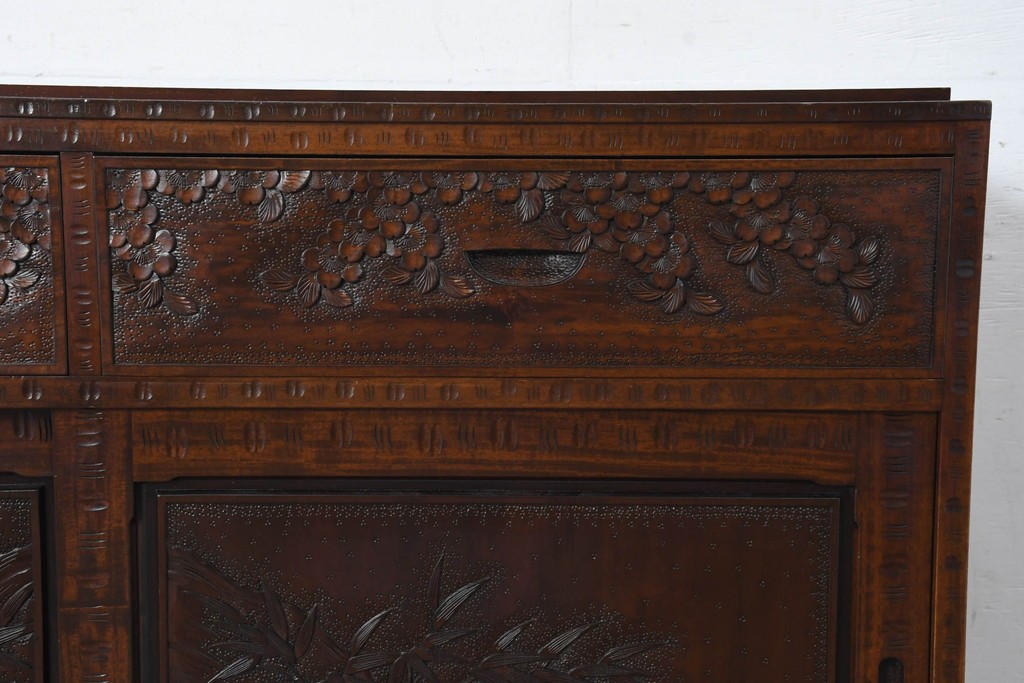 中古　超美品　軽井沢彫り　深みのある木目と立体的な彫刻が存在感を放つサイドボード　(R-084584)