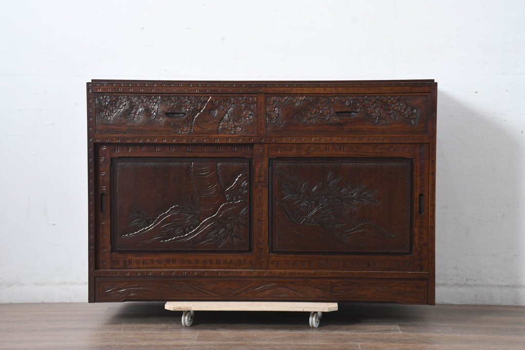 中古　超美品　軽井沢彫り　深みのある木目と立体的な彫刻が存在感を放つサイドボード　(R-084584)