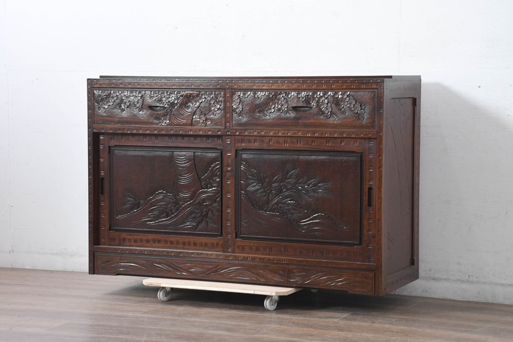 中古　超美品　軽井沢彫り　深みのある木目と立体的な彫刻が存在感を放つサイドボード　(R-084584)