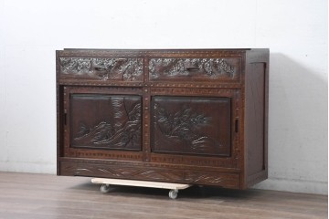 中古　超美品　軽井沢彫り　深みのある木目と立体的な彫刻が存在感を放つサイドボード　(R-084584)