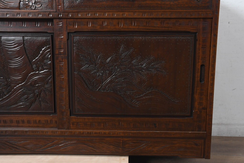 中古　超美品　軽井沢彫り　深みのある木目と立体的な彫刻が存在感を放つサイドボード　(R-084584)