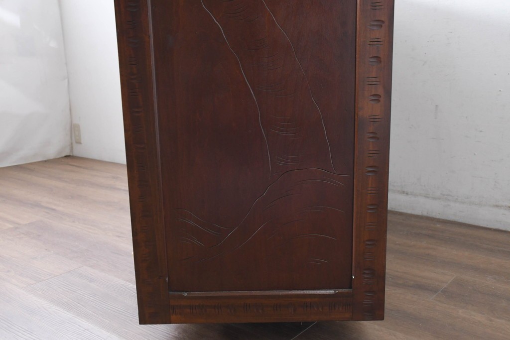 中古　超美品　軽井沢彫り　深みのある木目と立体的な彫刻が存在感を放つサイドボード　(R-084584)