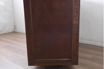 中古　超美品　軽井沢彫り　深みのある木目と立体的な彫刻が存在感を放つサイドボード　(R-084584)