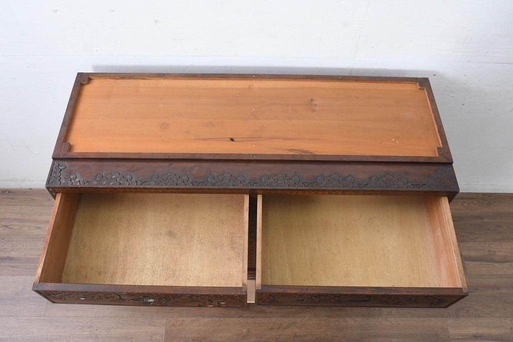 中古　超美品　軽井沢彫り　深みのある木目と立体的な彫刻が存在感を放つサイドボード　(R-084584)