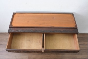 中古　超美品　軽井沢彫り　深みのある木目と立体的な彫刻が存在感を放つサイドボード　(R-084584)