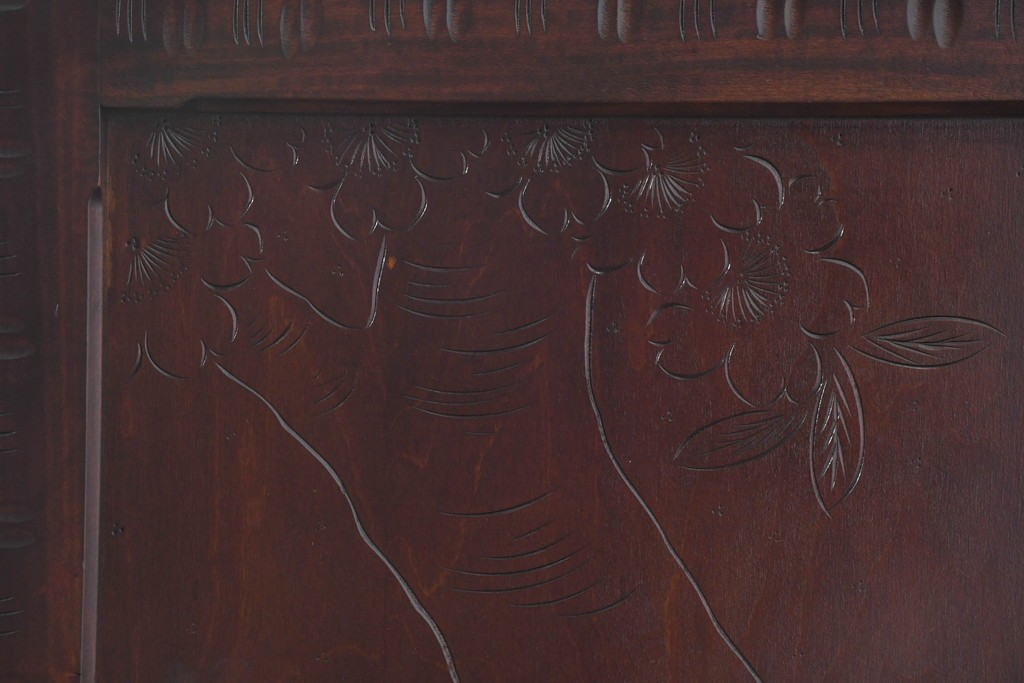 中古　超美品　軽井沢彫り　深みのある木目と立体的な彫刻が存在感を放つサイドボード　(R-084584)