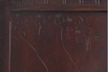 中古　超美品　軽井沢彫り　深みのある木目と立体的な彫刻が存在感を放つサイドボード　(R-084584)