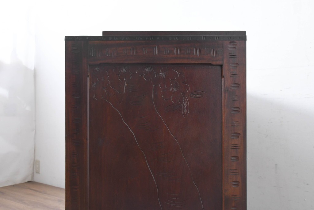 中古　超美品　軽井沢彫り　深みのある木目と立体的な彫刻が存在感を放つサイドボード　(R-084584)