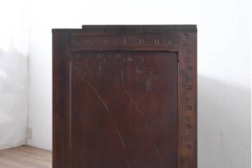 中古　超美品　軽井沢彫り　深みのある木目と立体的な彫刻が存在感を放つサイドボード　(R-084584)