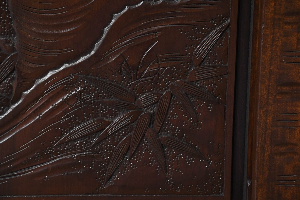 中古　超美品　軽井沢彫り　深みのある木目と立体的な彫刻が存在感を放つサイドボード　(R-084584)