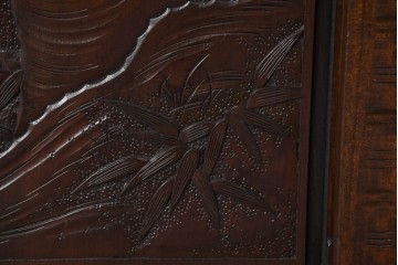 中古　超美品　軽井沢彫り　深みのある木目と立体的な彫刻が存在感を放つサイドボード　(R-084584)