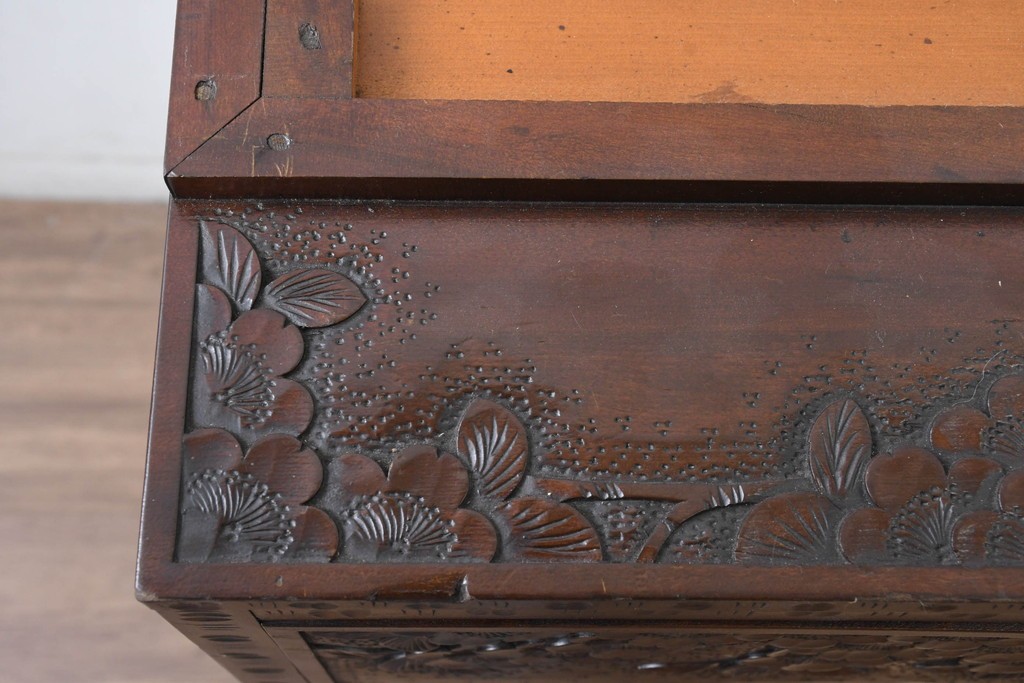 中古　超美品　軽井沢彫り　深みのある木目と立体的な彫刻が存在感を放つサイドボード　(R-084584)