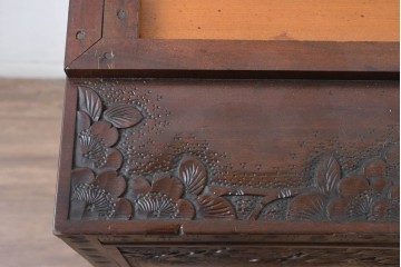 中古　超美品　軽井沢彫り　深みのある木目と立体的な彫刻が存在感を放つサイドボード　(R-084584)