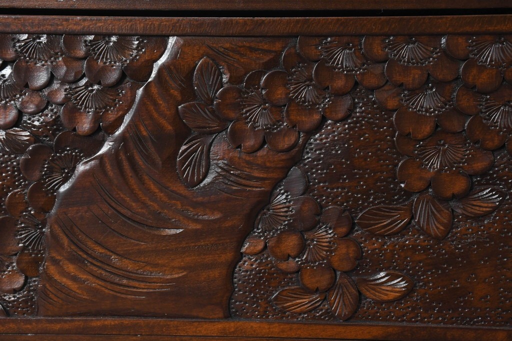 中古　超美品　軽井沢彫り　深みのある木目と立体的な彫刻が存在感を放つサイドボード　(R-084584)