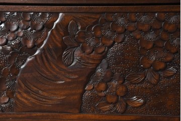 中古　超美品　軽井沢彫り　深みのある木目と立体的な彫刻が存在感を放つサイドボード　(R-084584)