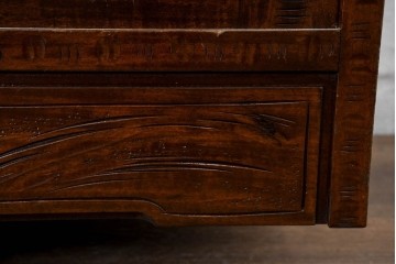 中古　超美品　軽井沢彫り　深みのある木目と立体的な彫刻が存在感を放つサイドボード　(R-084584)