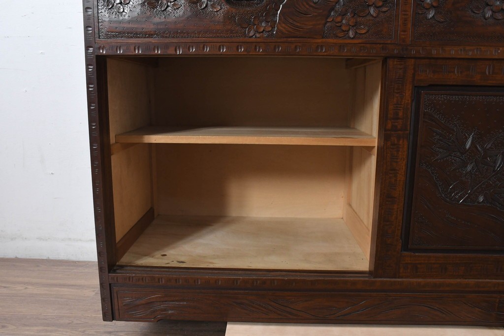 中古　超美品　軽井沢彫り　深みのある木目と立体的な彫刻が存在感を放つサイドボード　(R-084584)