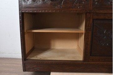 中古　超美品　軽井沢彫り　深みのある木目と立体的な彫刻が存在感を放つサイドボード　(R-084584)