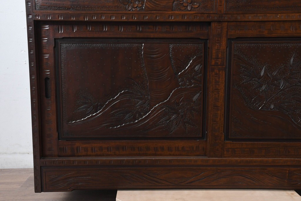 中古　超美品　軽井沢彫り　深みのある木目と立体的な彫刻が存在感を放つサイドボード　(R-084584)