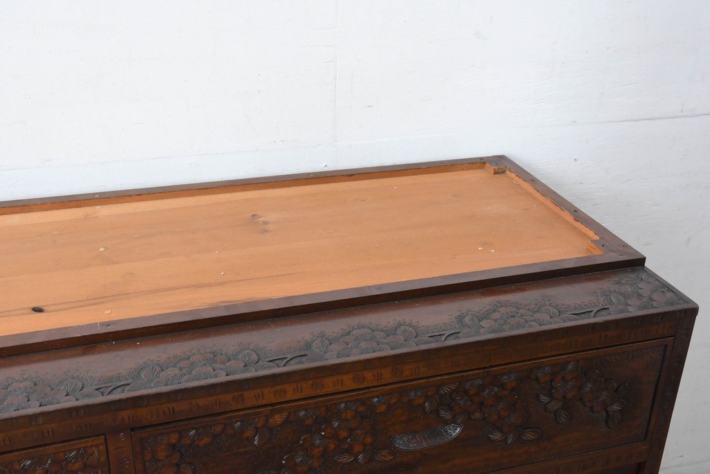 中古　超美品　軽井沢彫り　深みのある木目と立体的な彫刻が存在感を放つサイドボード　(R-084584)