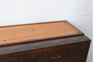 中古　超美品　軽井沢彫り　深みのある木目と立体的な彫刻が存在感を放つサイドボード　(R-084584)